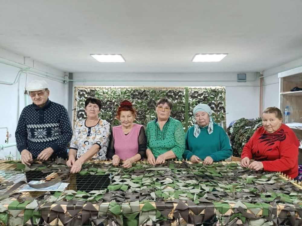 Чтобы помочь бойцам сохранить жизнь, волонтёры вручную плетут маскировочные сети